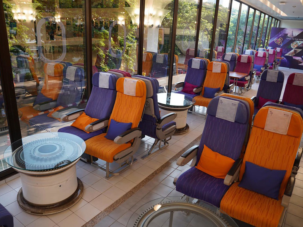 泰航開飛機主題餐廳自救！採用真實登機梯機艙座椅