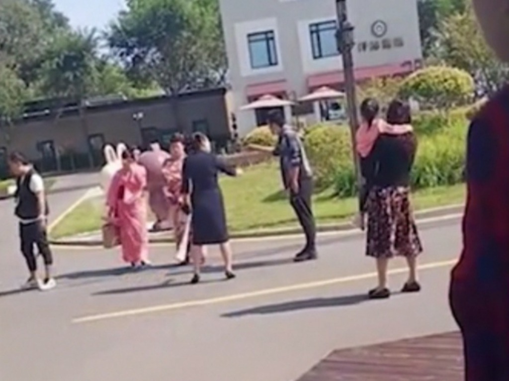 女遊客穿和服於河北秦皇島拍照 路人怒罵「你是不是中國人」