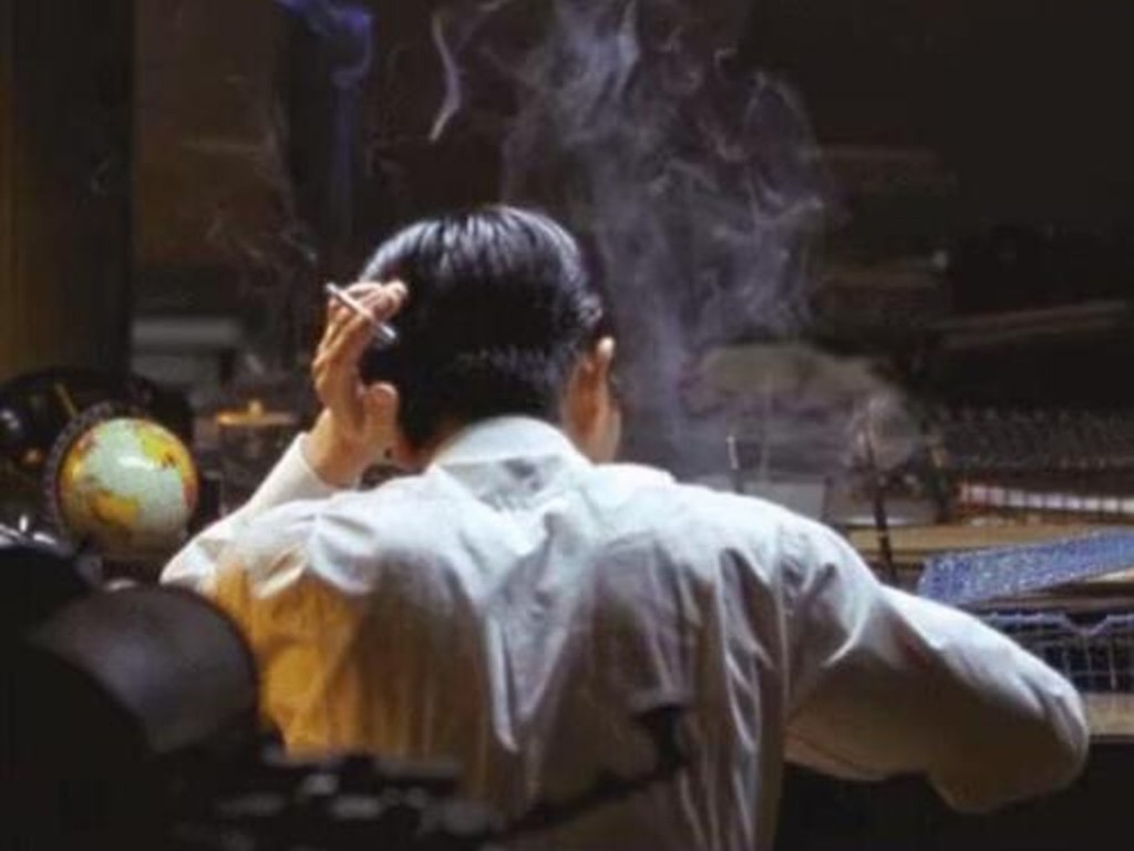 目睹孩子班主任上學前公園吸煙 家長問網民:講唔講俾學校聽好?