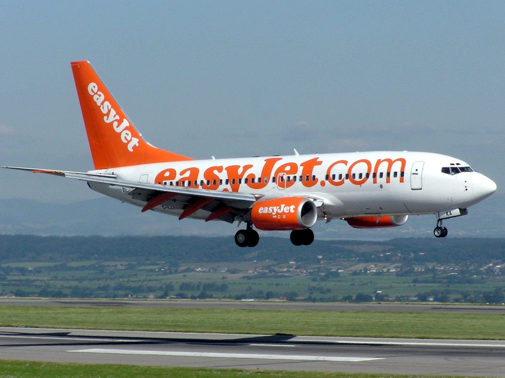 英男乘飛機拒戴口罩指罵是騙局  妻勸冷靜不果怒摑丈夫【有片睇】