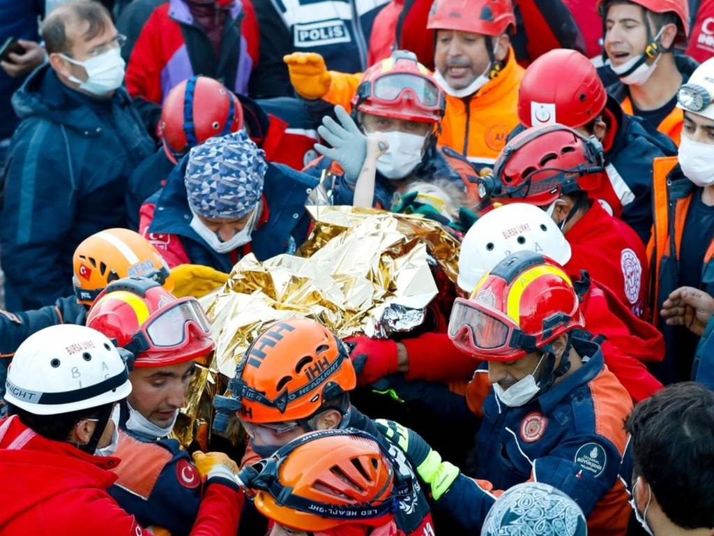【愛琴海地震】3 歲女童被困 65 小時奇蹟獲救  握實消防員手指場面感人
