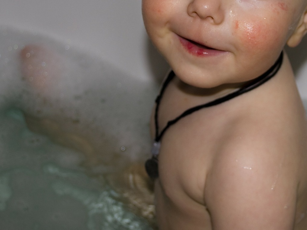 【疏忽照顧】滿月女嬰戴頸圈水泡於浴缸獨游  2 小時後才被發現臉色蒼白終不治
