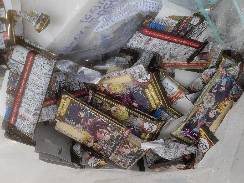 買《鬼滅》零食只拿貼紙丟棄餅乾  日本便利店職員嘆太浪費