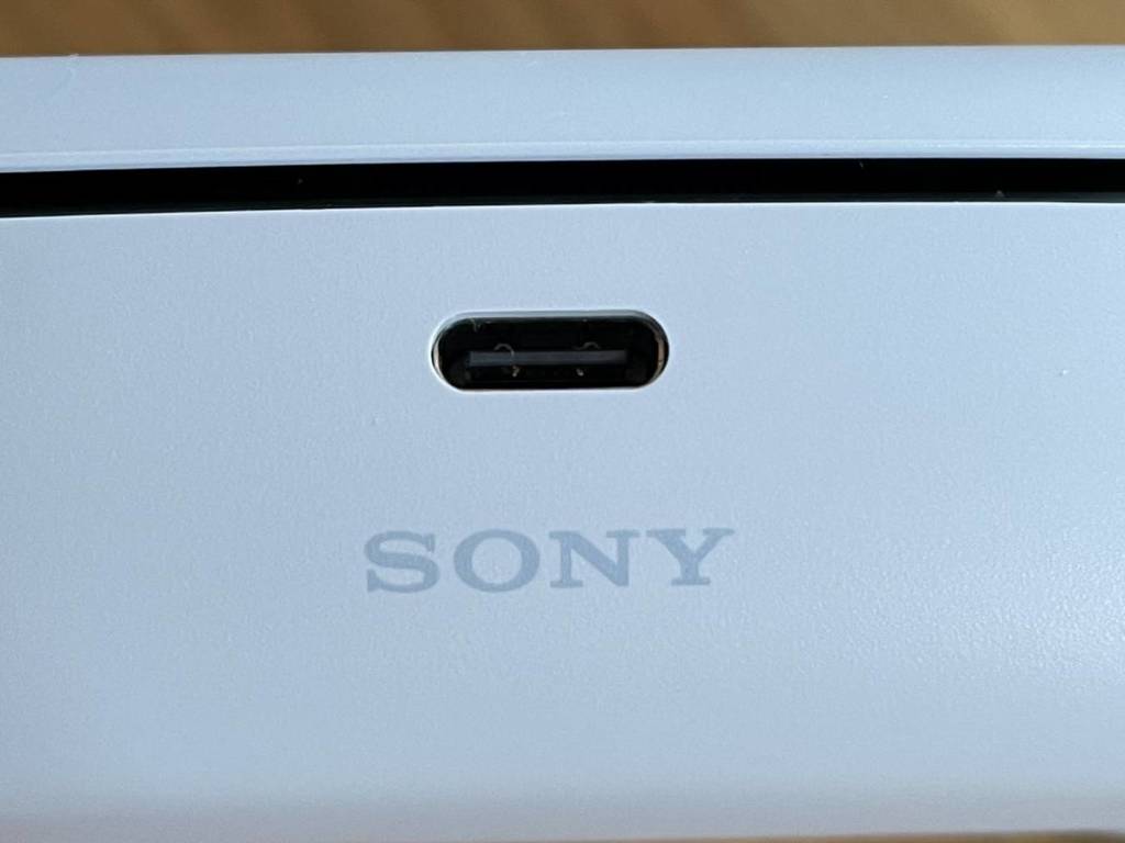 PS5 DualSense 手掣「SONY」標誌竟非置中？ 完美主義者得知後崩潰