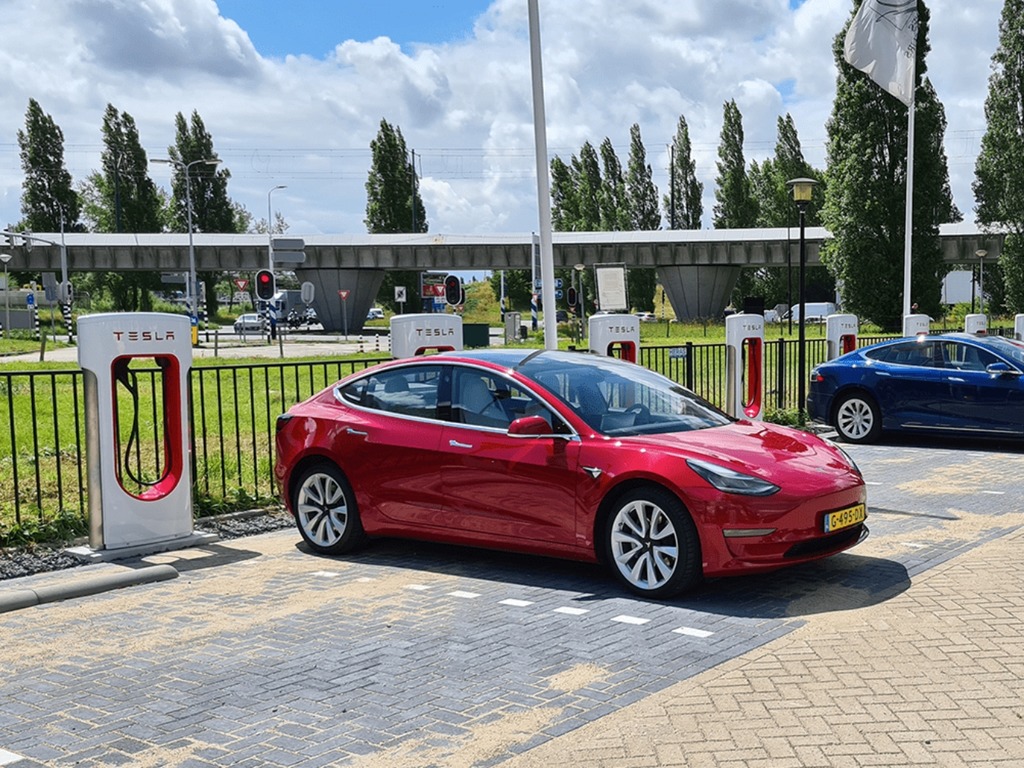 【e＋車路事】中國製 Tesla V3 Supercharging 超級充電站  年產量達 10000 個