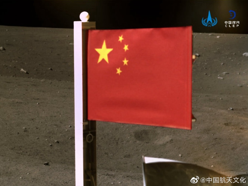 嫦娥五號成功在月球表面插五星紅旗 中國國家航天局稱是「實拍」