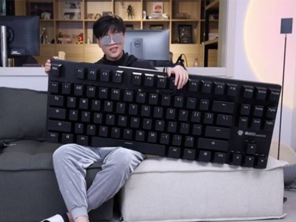 內地廠推 16 倍大機械式鍵盤  重 25kg 開價 10 萬元