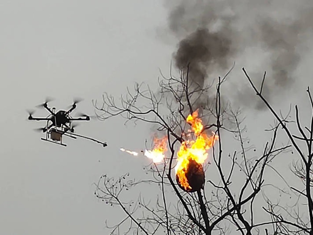 中國改裝無人機成噴火器 銷毀重慶蜂巢