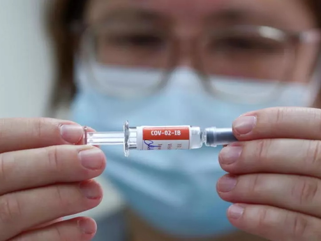 【本港疫情】何栢良表示 50 歲以上市民應考慮接種疫苗防疫