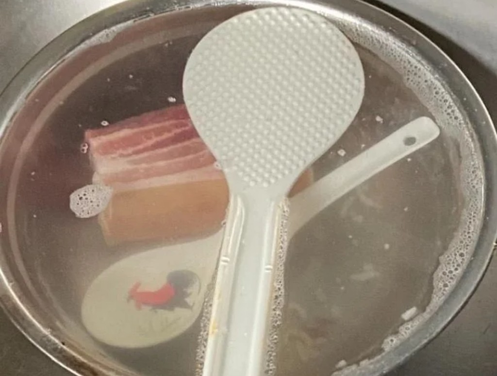 父親為節省食水疑用洗碗水解凍豬肉  女兒嘆：屋企污糟過餐廳