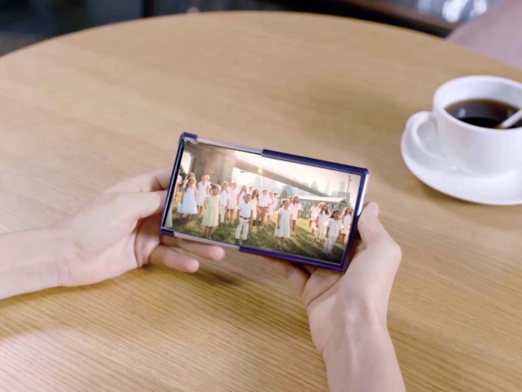 【CES 2021】TCL 捲屏手機變大變小盡在指尖 17 吋卷軸 Tablet 夠特別
