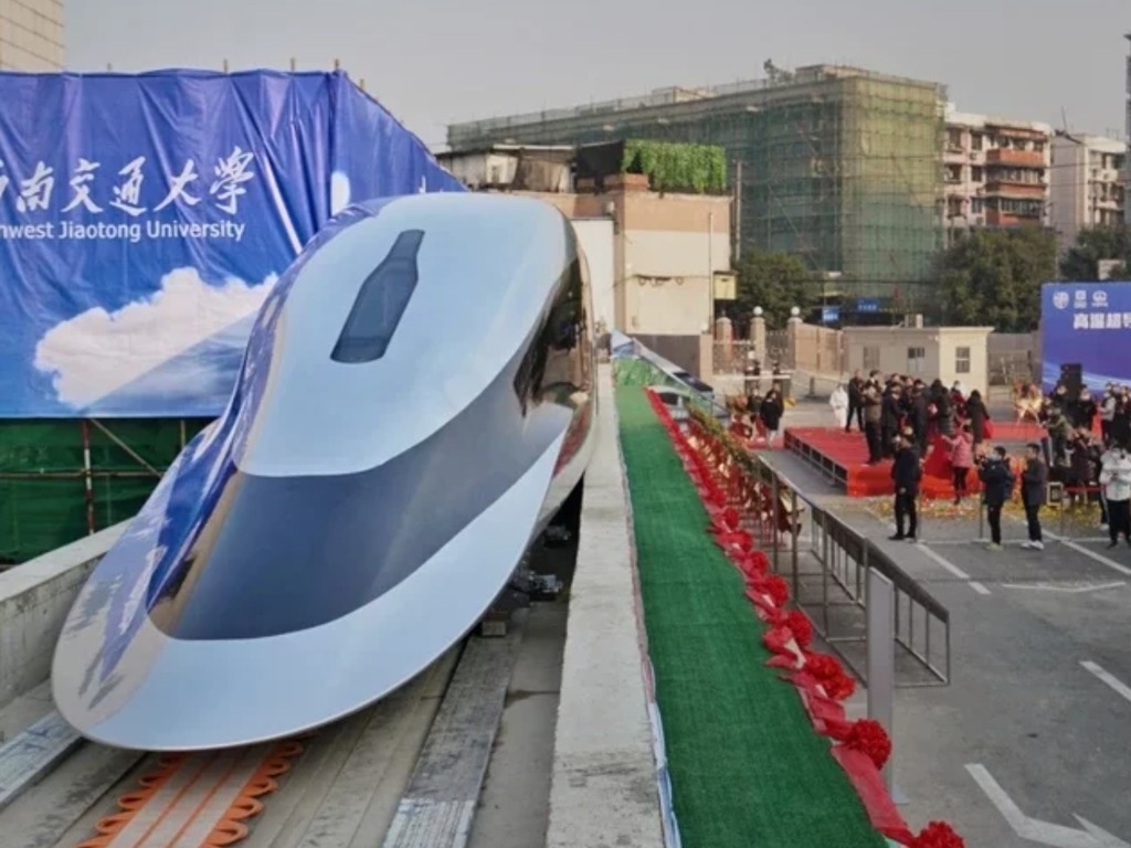 國內新型高溫超導高速磁浮列車亮相  預期行駛速度目標逾 600km/h