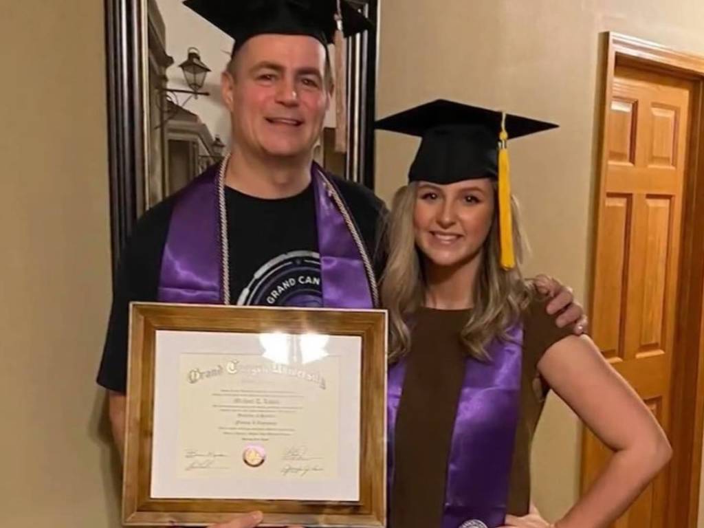 3 孩爸瞞家人讀學位 4 年！GPA 近「爆 4」跟女兒一同畢業超驚喜