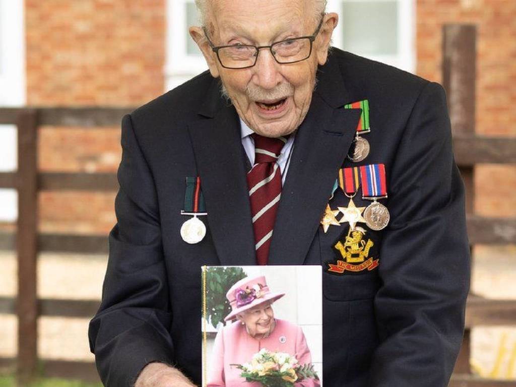 曾繞花園行百圈為英國醫護籌款 99 歲老兵染疫女兒望早日回家