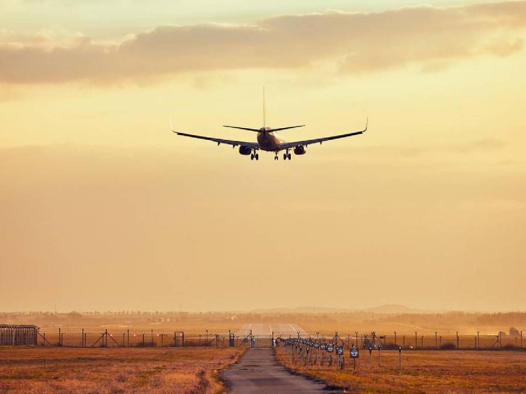 少年捉飛機起落架偷渡  隨飛機升上高空待 1 小時嚴重失溫