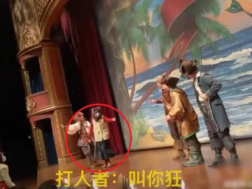 上海迪士尼觀眾衝上台打演員  大罵：美國人的豬