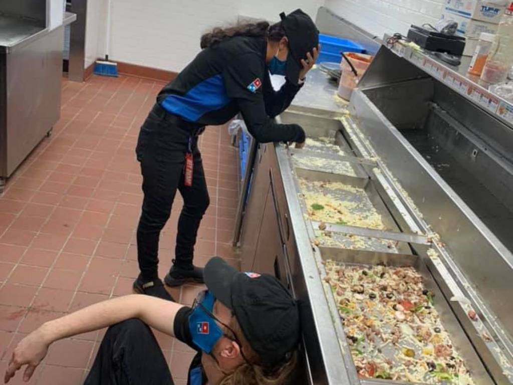 德州暴雪持續 Pizza 店員工堅持上班提供熱食 累透 4 小時仍被客人責罵?