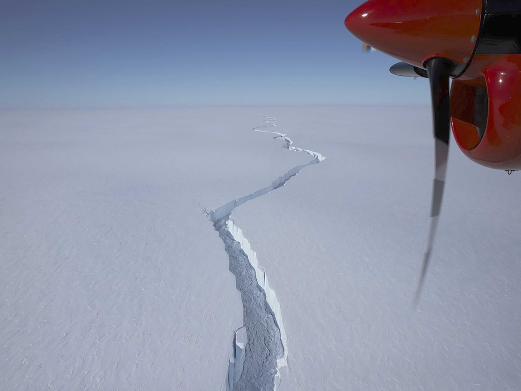 南極裂出巨大冰山  面積 1270 平方公里大過香港
