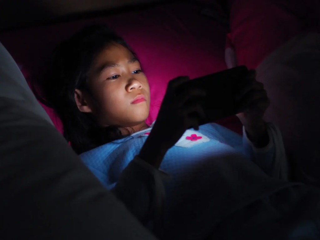 英國研究指睡前使用手機跟睡眠質素不佳有關連