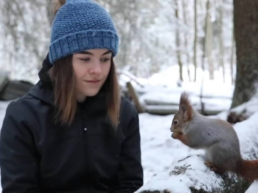 美女攝影師救 4 隻松鼠孤兒！拍記錄片分享成長過程