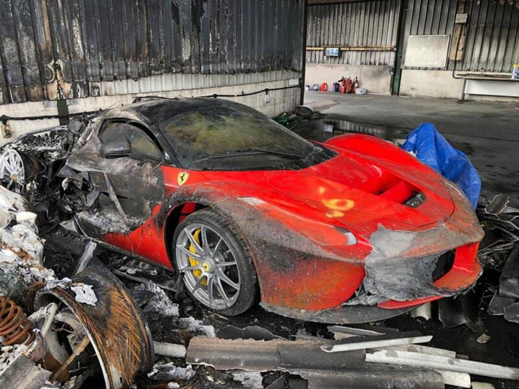 【e＋車路事】英國超跑車庫失火 燒毀 80 輛天價名車