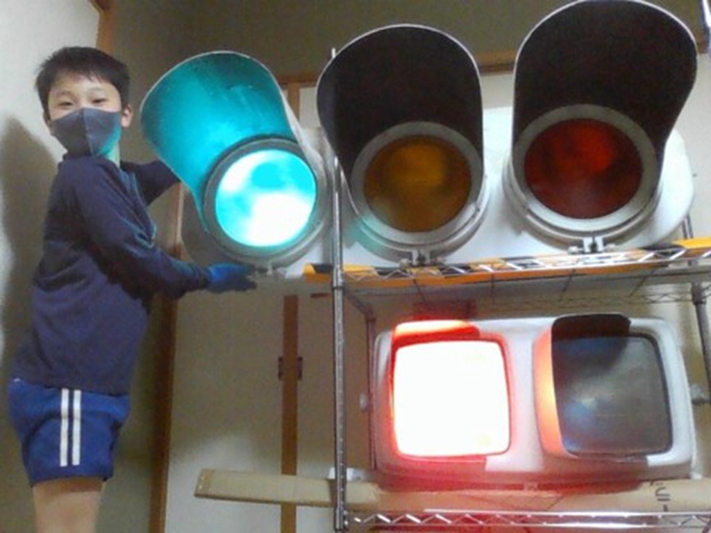 日本小學生用利是錢買二手紅綠燈  自學編程令交通燈再亮