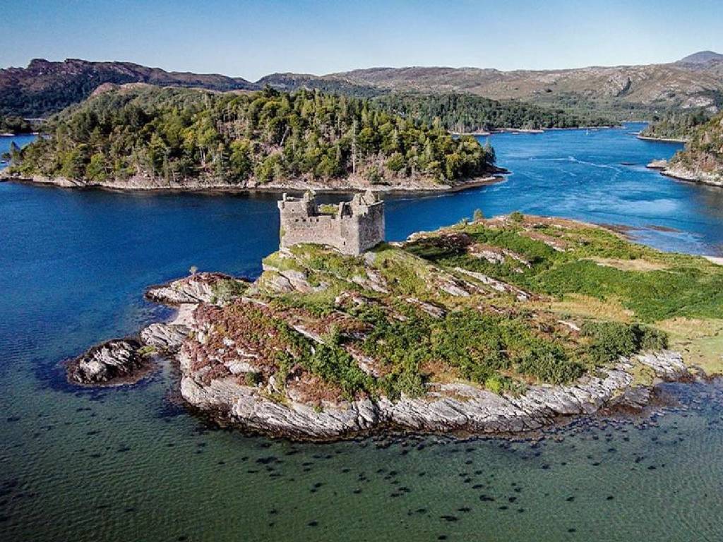 蘇格蘭絕美無人島開價 87 萬！享 360 度湖景兼送中世紀古堡