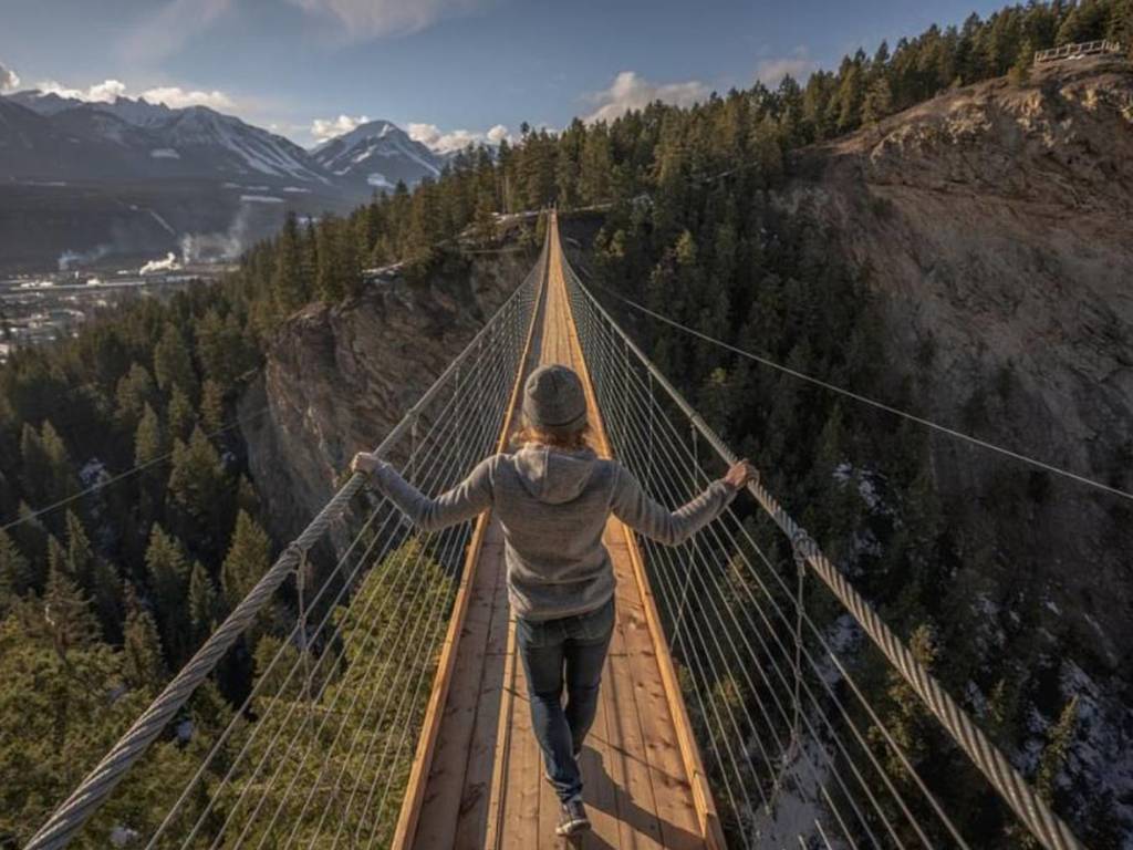 加拿大最高懸索橋下月開放！426 呎空中爽玩鞦韆及笨豬跳