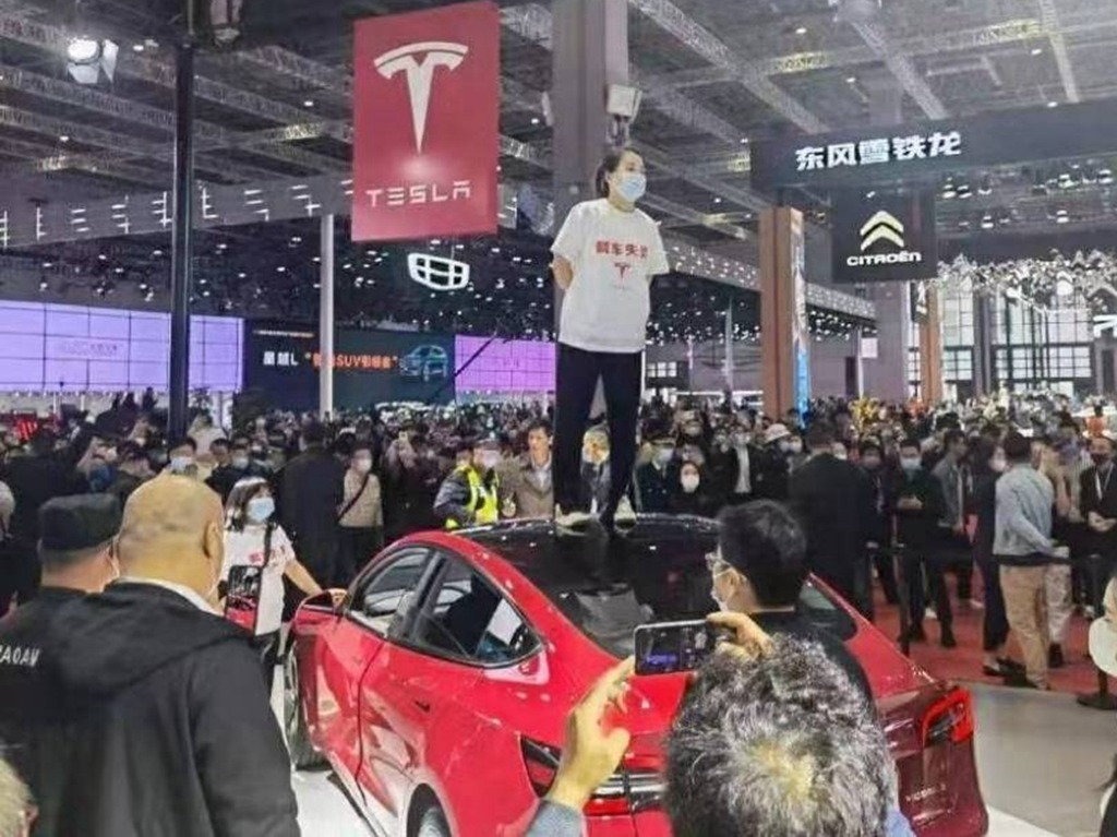 女子闖上海 Tesla 車展  企車頂控訴「剎車失靈」