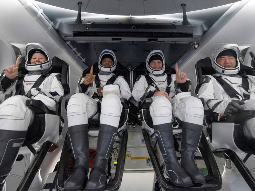 SpaceX 龍飛船順利載 4 名太空人返抵地球【有片睇】
