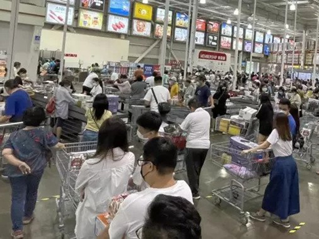 【新冠肺炎】台灣疫情升溫  民眾搶購廁紙．食品等物資