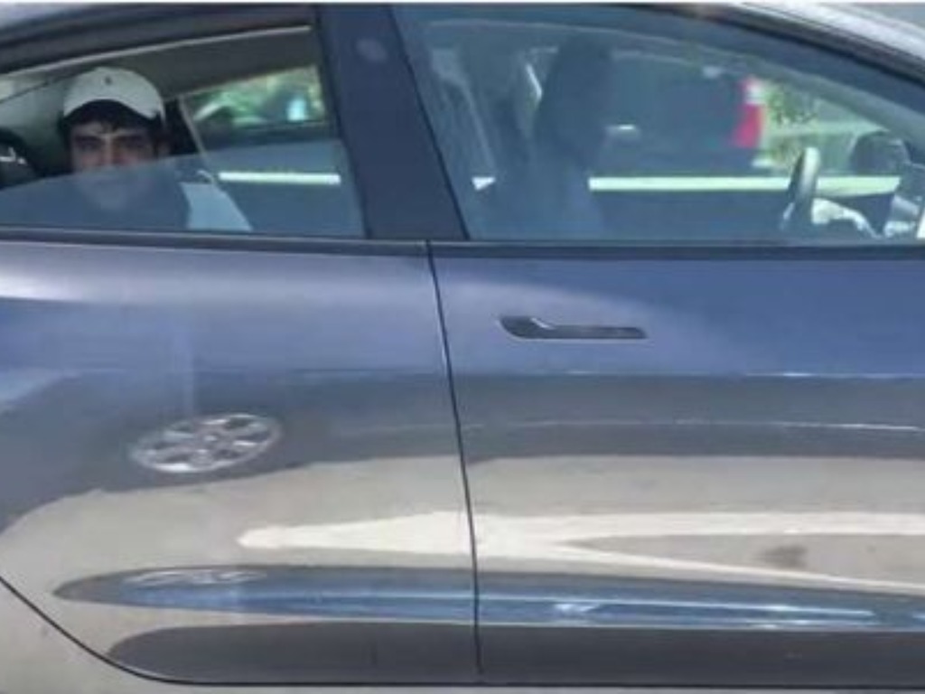 【e＋車路事】終極無人駕駛？ 男子坐後座「駕駛」Tesla Model 3 被捕
