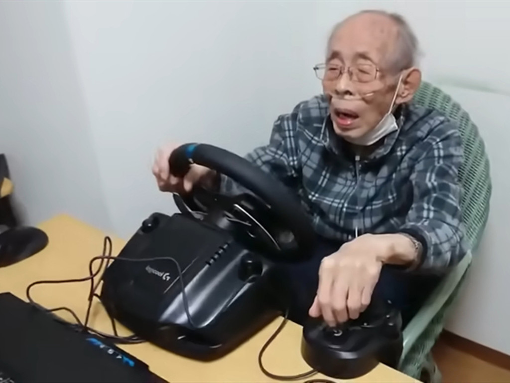 日本老人 YouTuber 拍打機片  吸引 300 萬人觀看