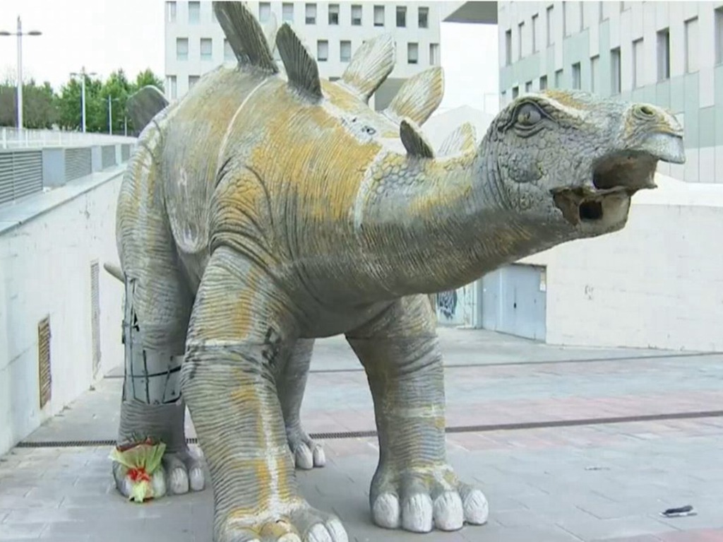 男子為撿手機 離奇死在恐龍雕塑內