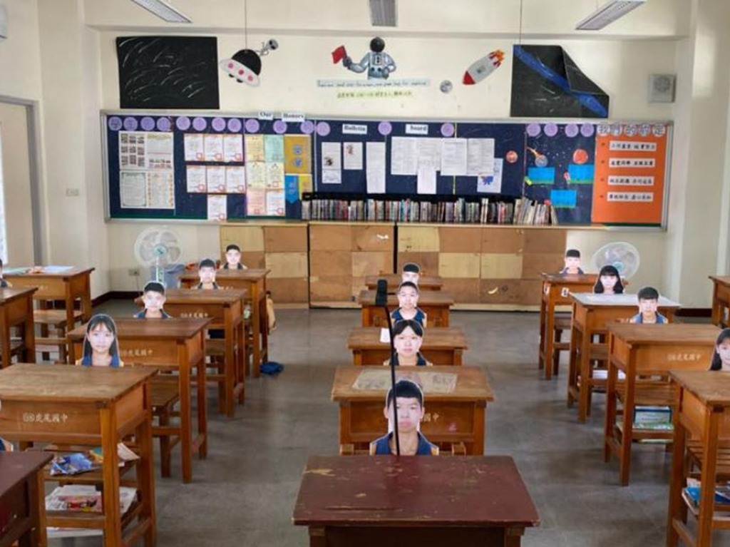 老師視像教學不習慣無學生 打印同學照片貼滿座位