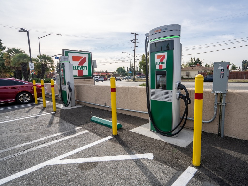 【e＋車路事】美國 7-Eleven 將於明年起  設 500 個電動車充電站