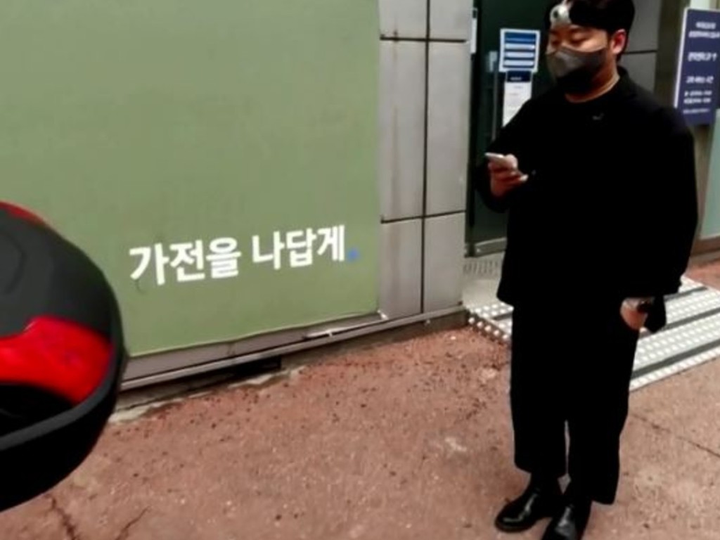 韓設計師為低頭族設計「第三隻眼」  行路玩手機遇障礙物會發警報