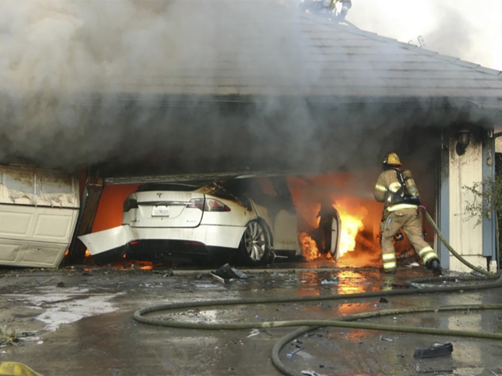 Tesla Model S 著火超難救？耗家庭 2 年用水量才能撲滅