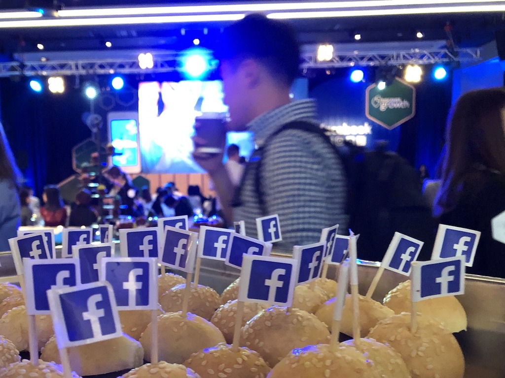 把關付費廣告  Facebook人手審查改善ML
