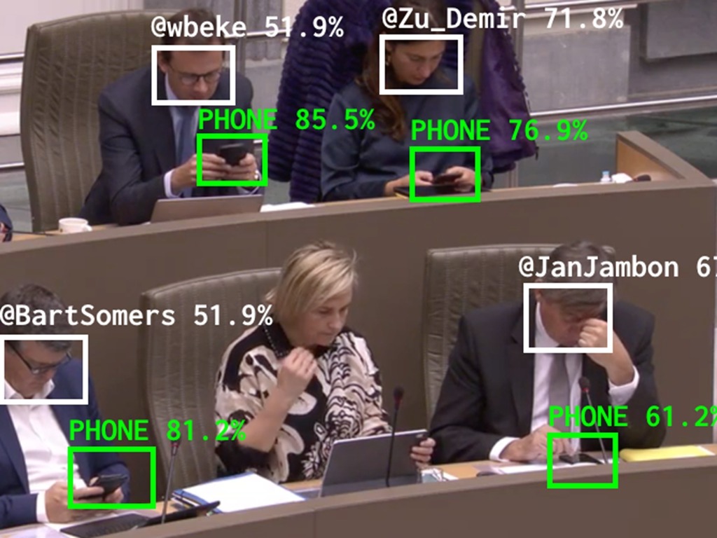 比利時藝術家藉 AI 系統  檢測議員開會時玩手機頻率