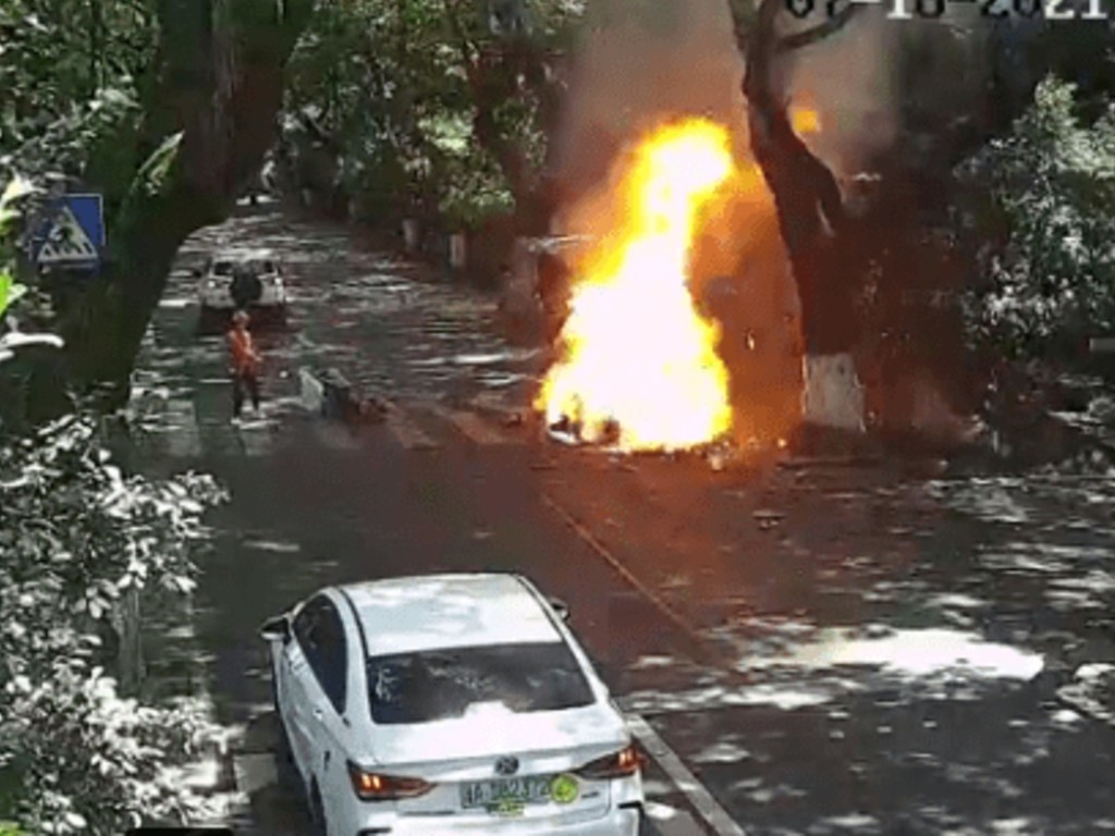 國產電動單車行駛中爆炸  車上父女變火球重度燒傷
