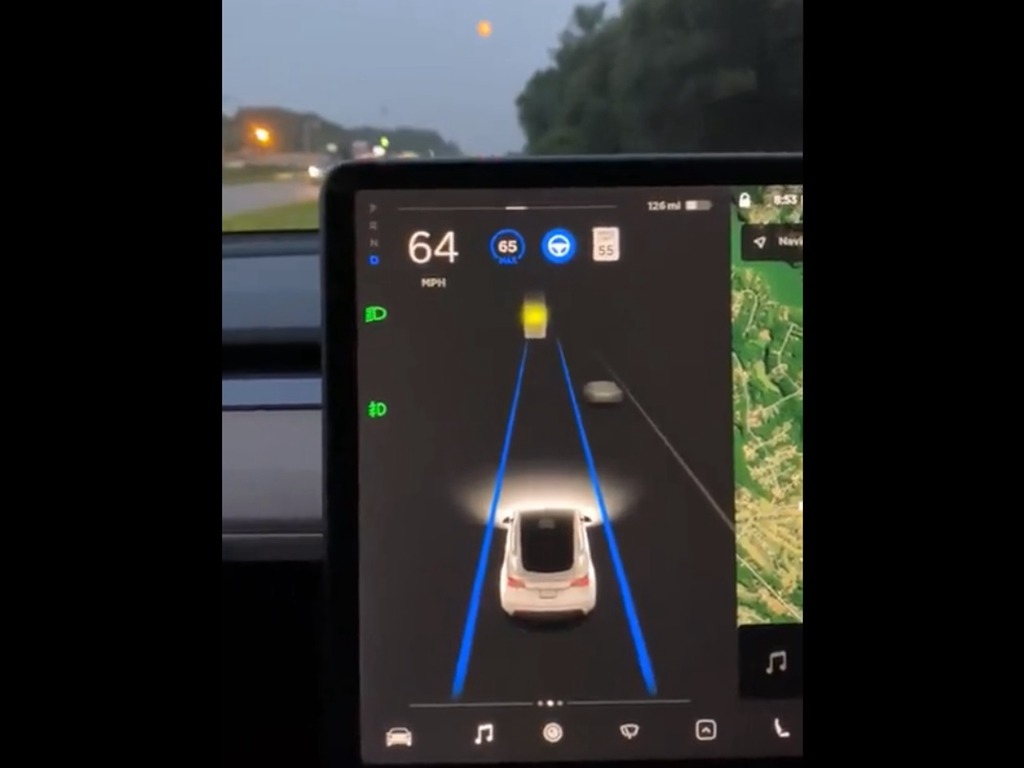 【過份審慎】Tesla 自動駕駛將月亮識別為黃燈 不斷嘗試慢駛