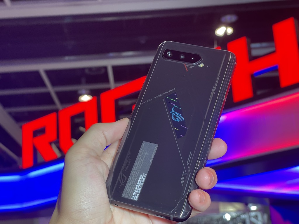 ASUS ROG Phone 5s 系列港行登場！小編搶先實測