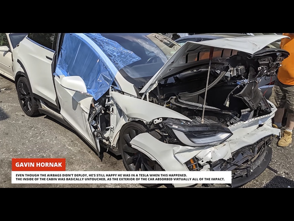 【恐怖車禍】Tesla Model X 遭貨車夾成三文治 幸好車身仍堅挺 ! 但奇在安全氣袋失靈