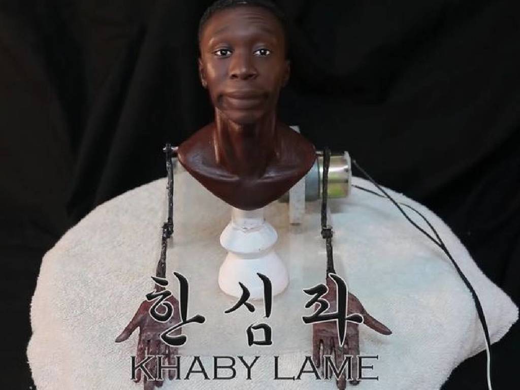 雕刻家 DIY「黑人無言哥攤手裝置」!爆笑重現經典表情動作!