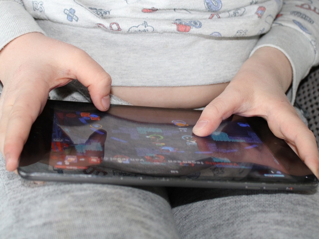 小六女兒沉迷上網兼偷食電子煙  以刀仔要脅母親 Unlock iPad