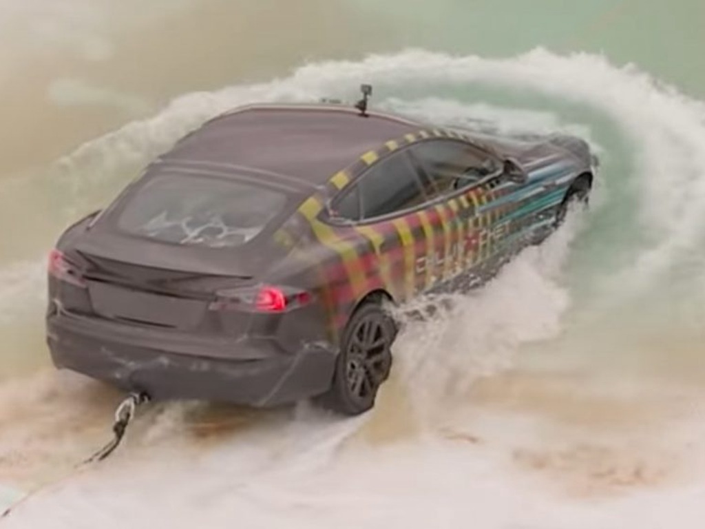 Tesla Model S 可當潛艇？Youtuber 實測成功渡河