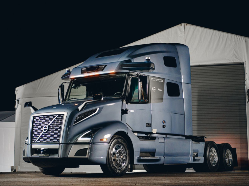長途貨車司機面對疲勞駕駛  Volvo 自動駕駛拖頭幫到手？
