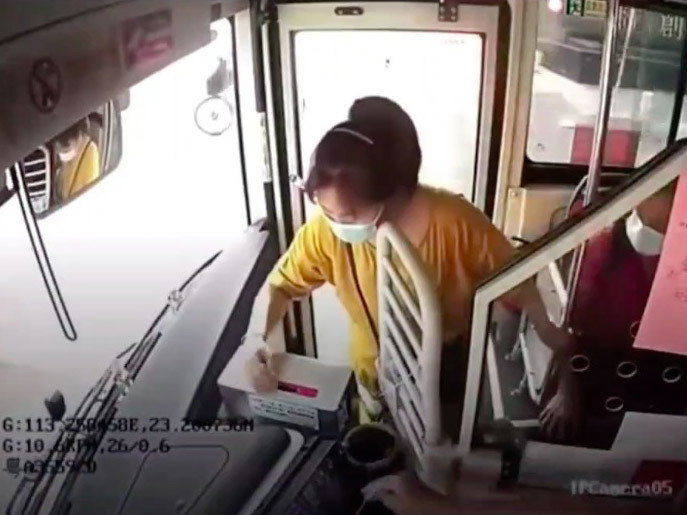 真正「手機支付」搭巴士 女子乘車直接投電話入錢箱