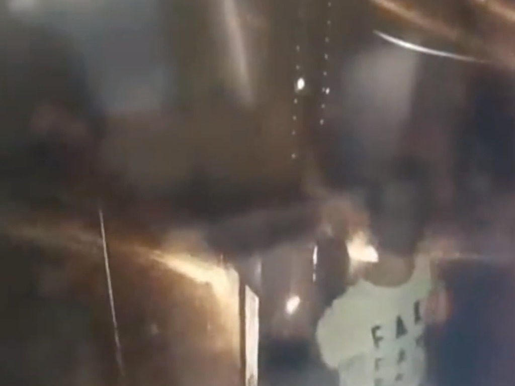 【咁大鑊】男童電梯內小便引發電線短路  起火受困幸獲外賣員發現
